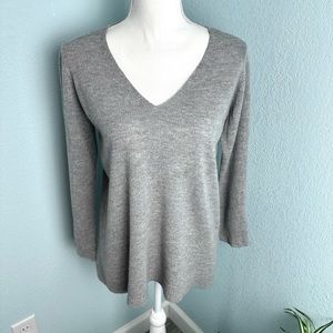 Eileen Fisher Light Gray 100% Wool V-Neck Hi-Lo Sweater | Size Large